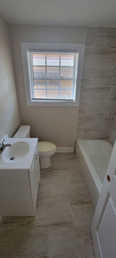 Building Photo - Newly Renovated 4 BEDROOM SINGLE FAMILY HOME