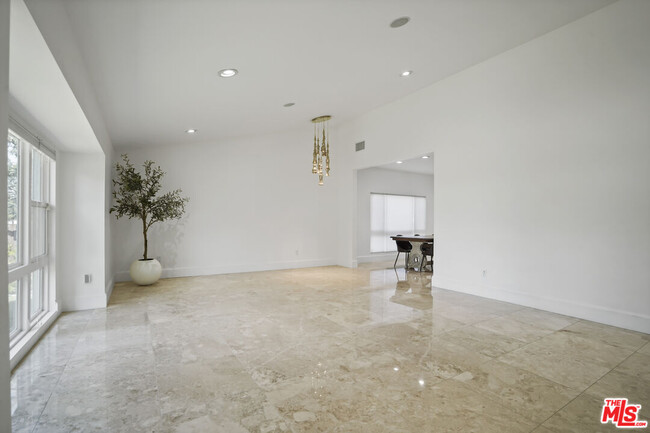 Building Photo - 16544 Park Ln Dr