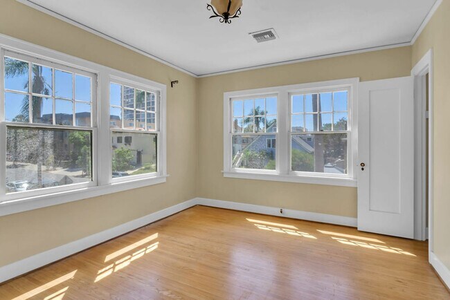 Building Photo - Great upstairs bungalow in Hillcrest with one car garage!