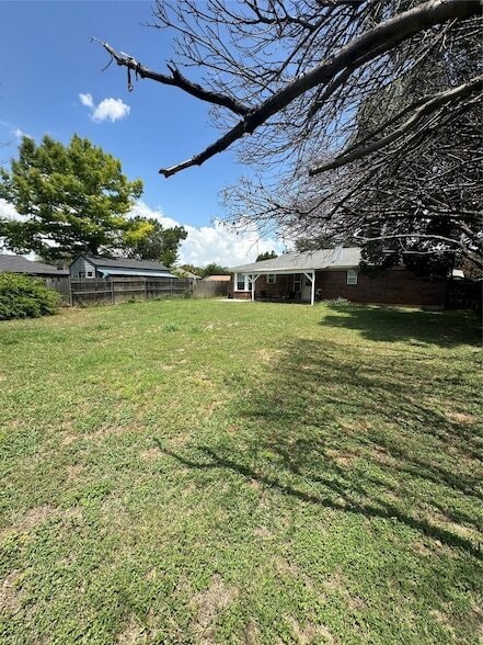 Building Photo - 6524 Blue Grass Dr