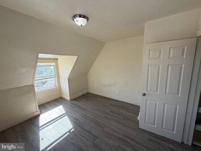 Building Photo - 110 W Main St