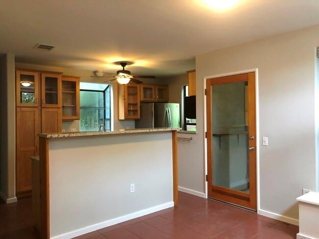 Building Photo - 2202 East Side Dr