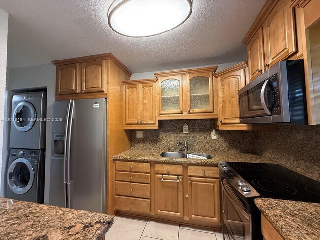 Building Photo - 9140 Fontainebleau Blvd