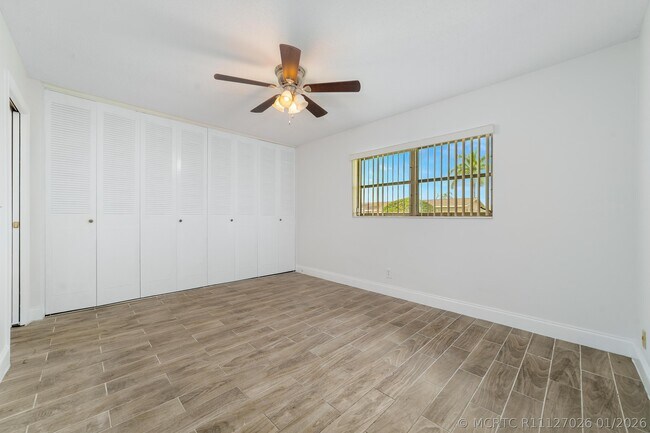 Building Photo - 2567 Dudley Dr E