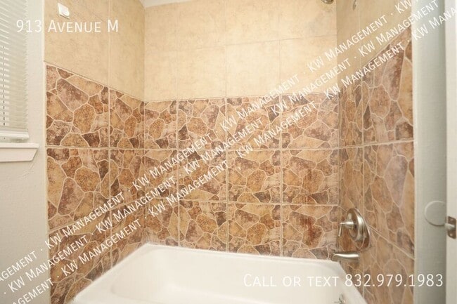 Building Photo - 913 Avenue M