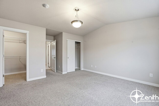 Building Photo - 5618 NE 74th Ct