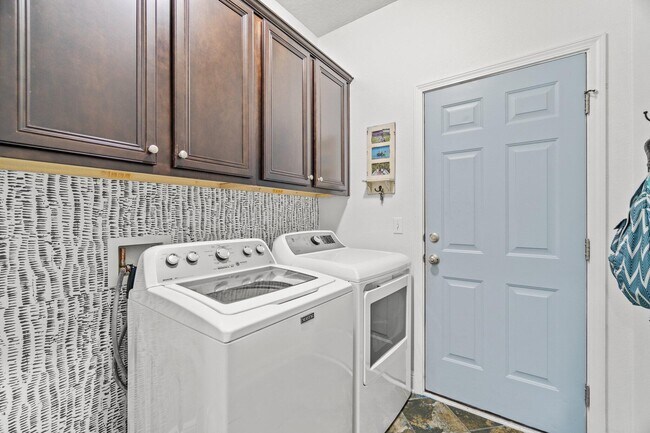 Building Photo - 282 Whispering Lake Dr