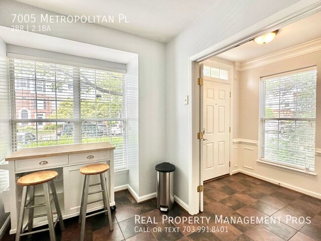 Building Photo - Gorgeous End Unit- Steps To Metro!