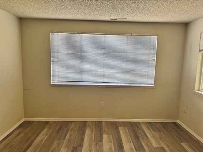Building Photo - SINGLE LEVEL 2 BEDROOM CONDO