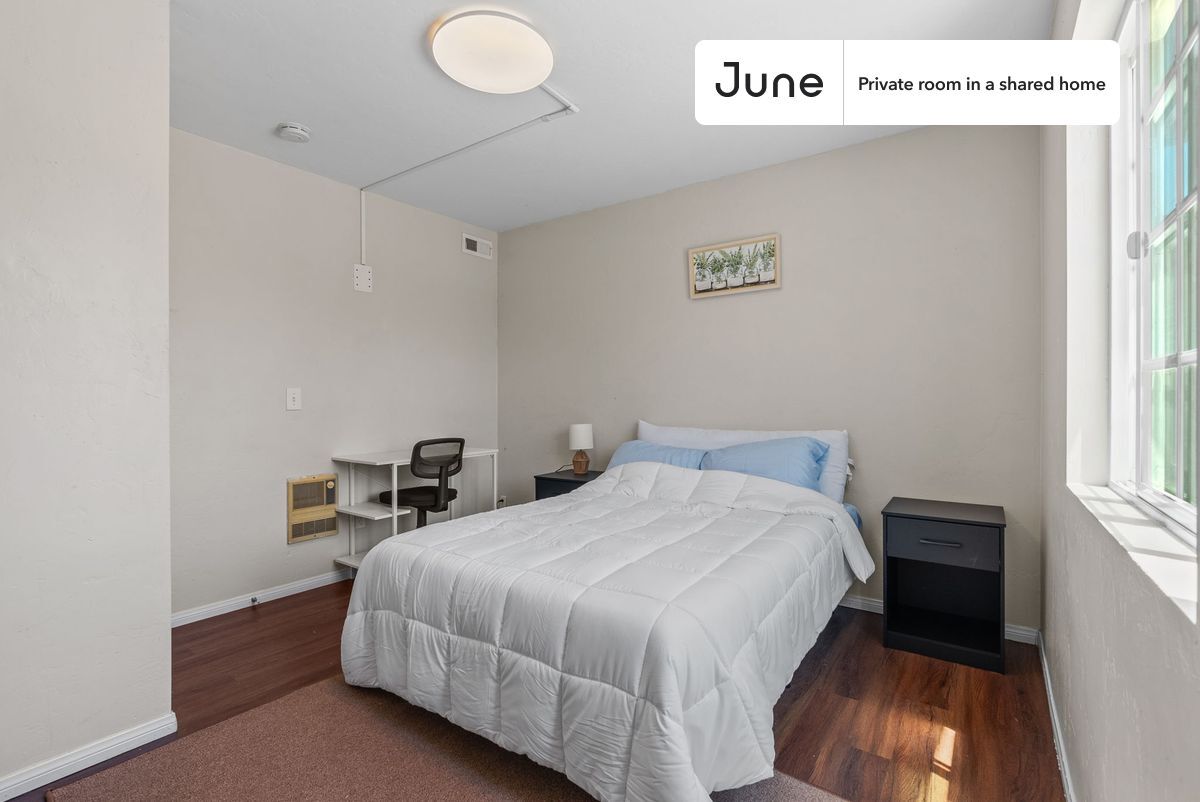 Building Photo - Private bedroom in 7 bed/3 bath Home