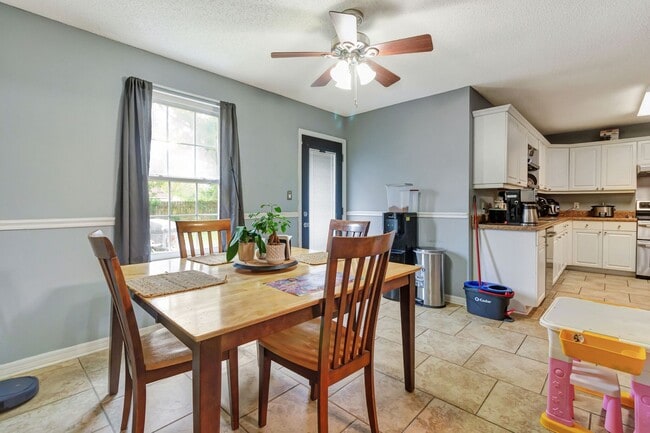 Building Photo - 3 Bedroom in Navarre! Move In $200 off 1st...