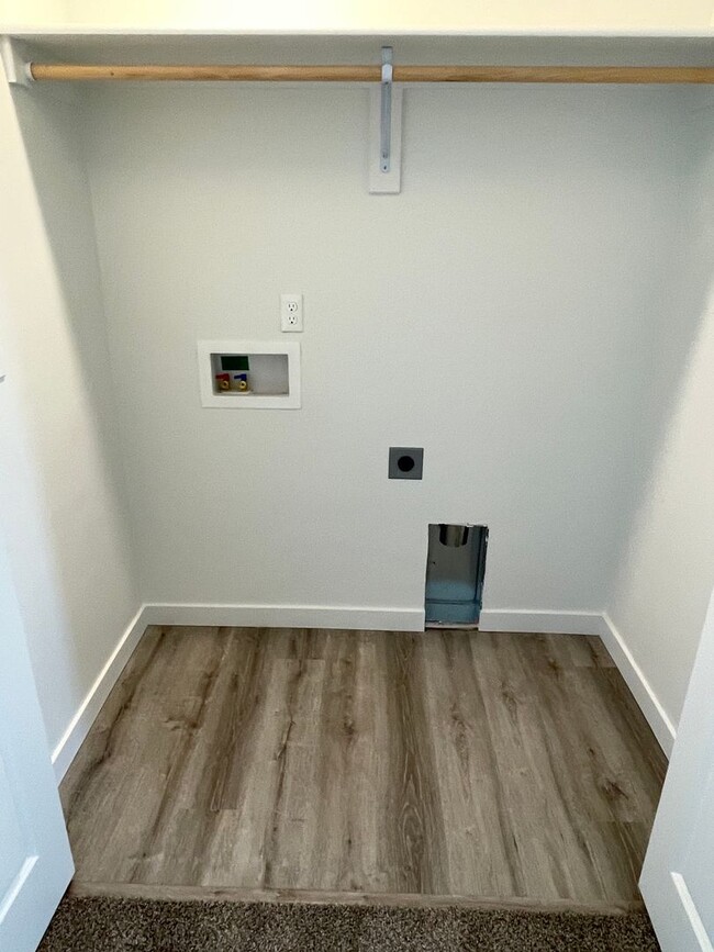 Building Photo - Newer 2-bedroom Townhome