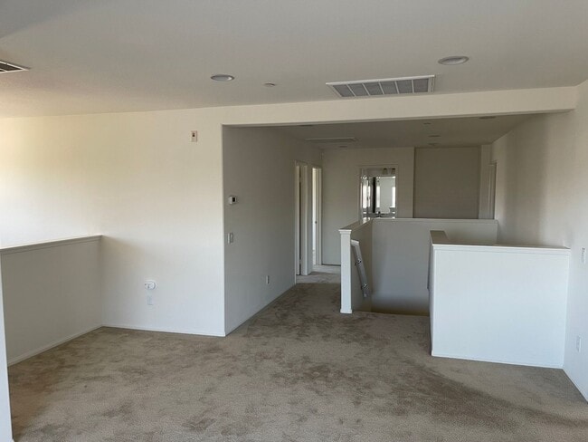 Building Photo - Spacious Two Story 5bd/3ba House