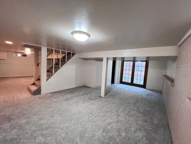 Building Photo - 4 bedroom home in Lowell Schools!
