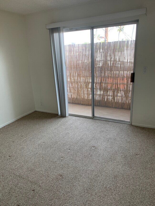 Bedroom - 340 N Hayworth Ave