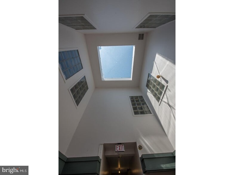 common atrium - 2311 South St