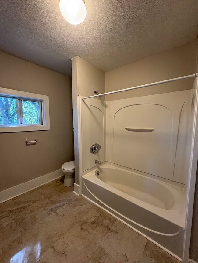 Building Photo - Four bedroom one bathroom home for rent