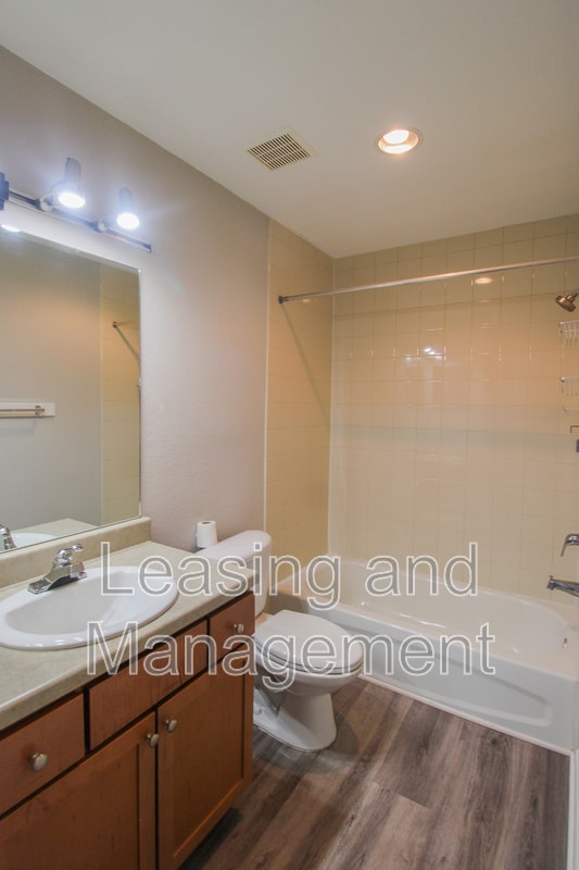 Building Photo - 271 Alexandra Dr