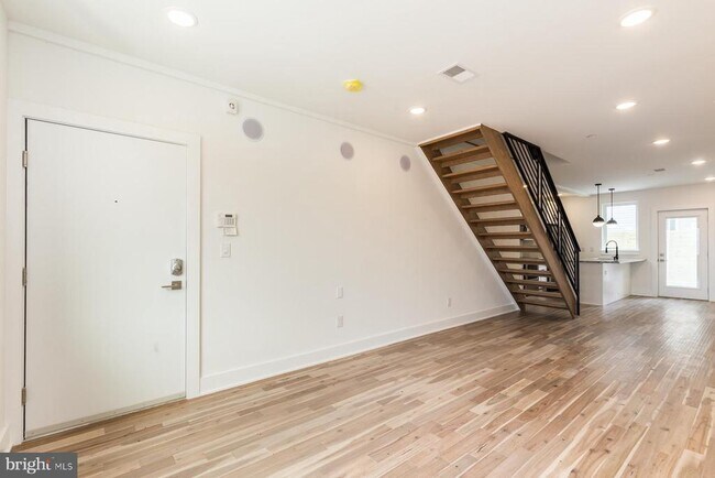 Building Photo - 2132 Berges St