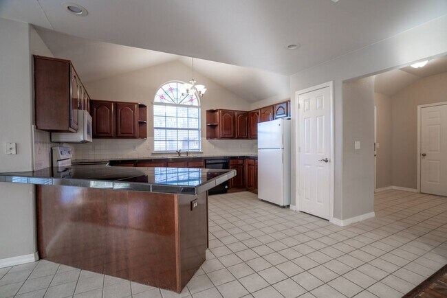 Building Photo - 3 bed 2 Bath townhome in a great location