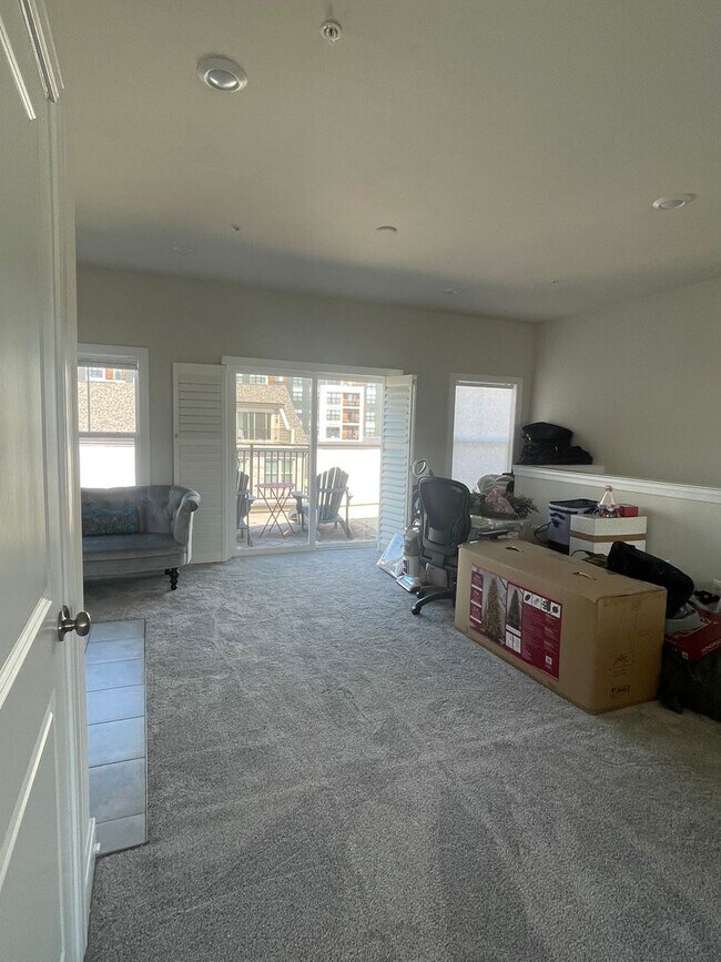 Building Photo - FOUR LEVEL TOWNHOUSE IN DOWNTOWN CROWN, 2 ...