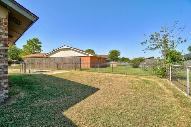 Building Photo - 2 bedroom 2 Bath 2 Car Garage Duplex Avail...