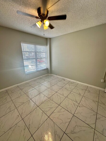 Building Photo - 4158 Inverrary Dr