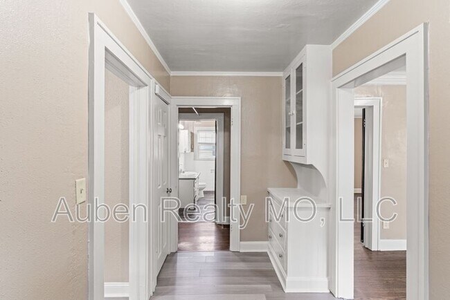 Building Photo - 5303 Charlotte St