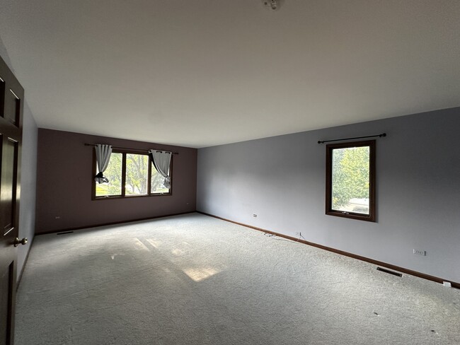 Building Photo - 1055 Knollwood Ln