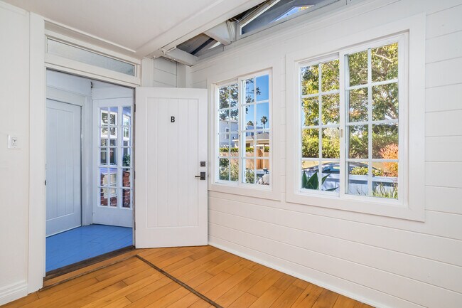 Building Photo - 700 Angelus Pl