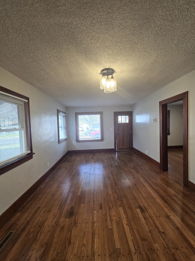 Building Photo - 526 N Martinson Ave