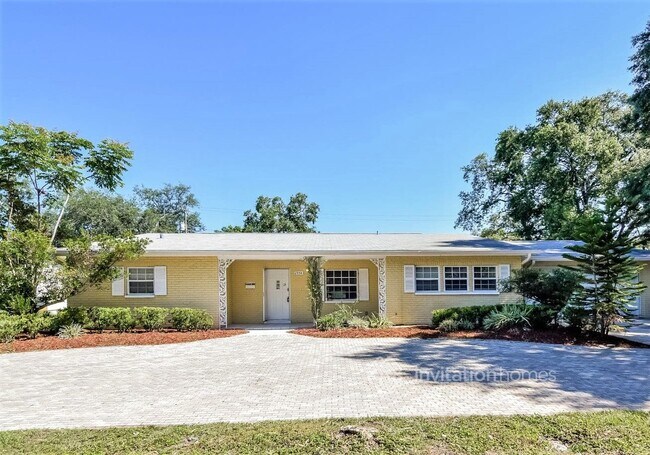 Building Photo - 2554 Lake Ellen Cir