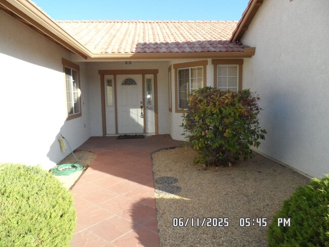 Building Photo - 3 Bedrooms, Den, 2 Bathrooms, 3 Car Garage...