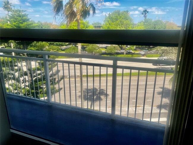 Building Photo - 405 S Pine Island Rd