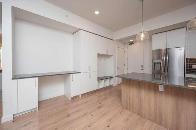 Building Photo - Welcome to your new home! Luxury 1BE1BA condo at the Pullman Gulch Union in the center of Nashvil...