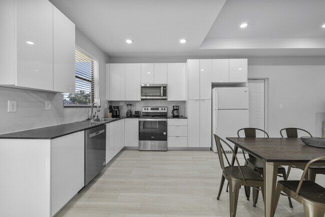 Building Photo - 622 Windermere Dr