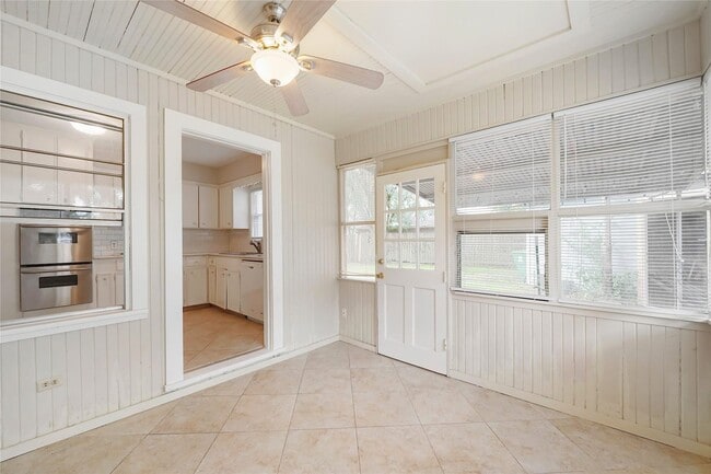 Building Photo - 1002 Waltway Dr