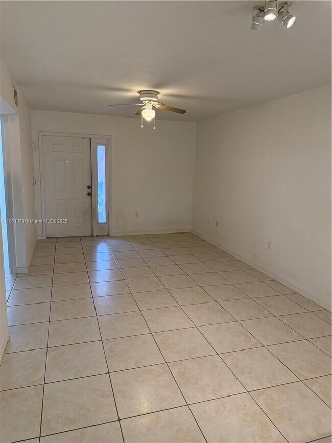 Building Photo - 1261 SE 28th Ct