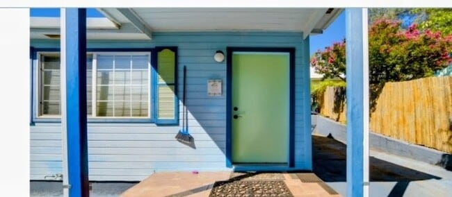 Building Photo - 331 Bonite St