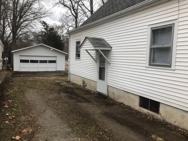 Building Photo - Cute 2 bedroom house next to park!