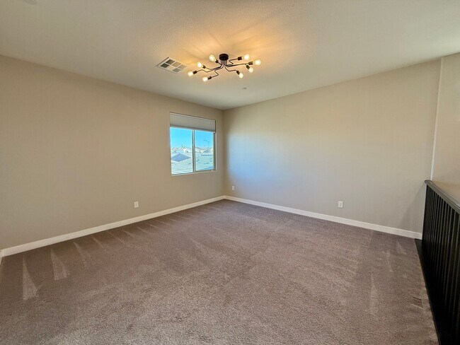 Building Photo - 3/BD 2.5/BA Contemporary Comfort in a Prime Location!