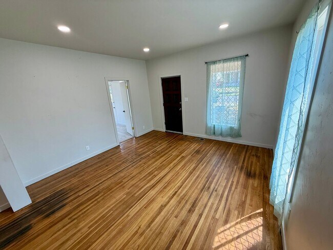 Building Photo - Charming 3-Bedroom Home with Spacious Yards & Modern Comforts in Lewiston