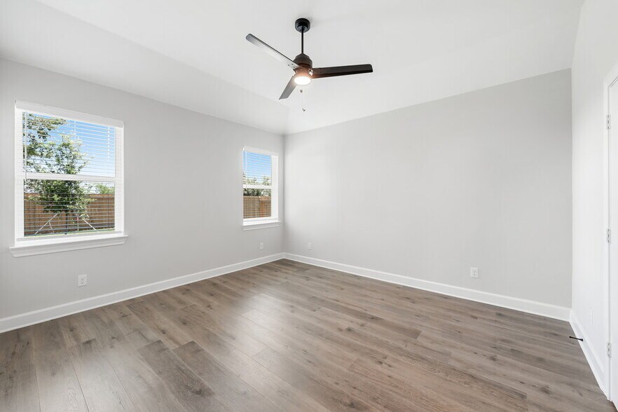 Building Photo - 312 Live Oak Ln