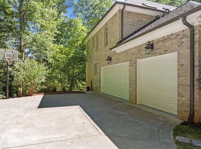 Building Photo - Luxurious 5-Bed Sanctuary with Scenic View...