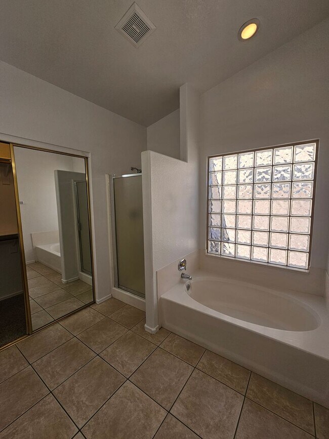 Building Photo - 3 Bedroom Home - No HOA - Single Level - North Phoenix *$500 Off First Month's Rent*