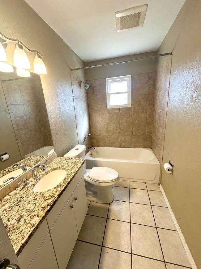 Building Photo - 3 Bed 1 Bath Ready to Rent!