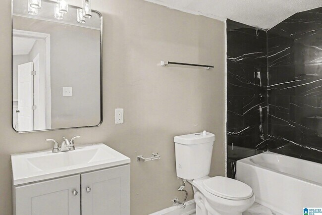 Building Photo - 3640 Wenonah Rd SW