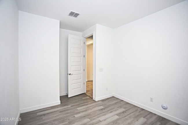 Building Photo - 1535 W Corral Rd