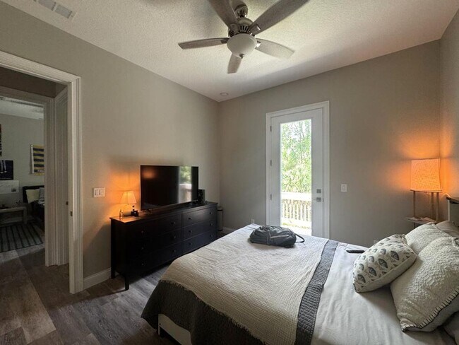 Building Photo - 4 Bedroom in Tomoka View