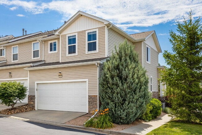 Building Photo - Granite Kitchen, Central AC, Oversized Gar...